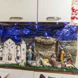 Entriamo nella sua "tana" e rimaniamo colpiti dal presepe allestito su un mobile dell'angusto ambiente. Accanto alla classica stalla che accoglie Ges� bambino, i suoi genitori, il bue e l'asinello spicca infatti una riproduzione in scala della facciata principale della Cattedrale